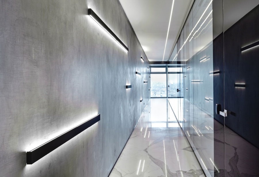 Освещение длинного коридора в стиле минимализма