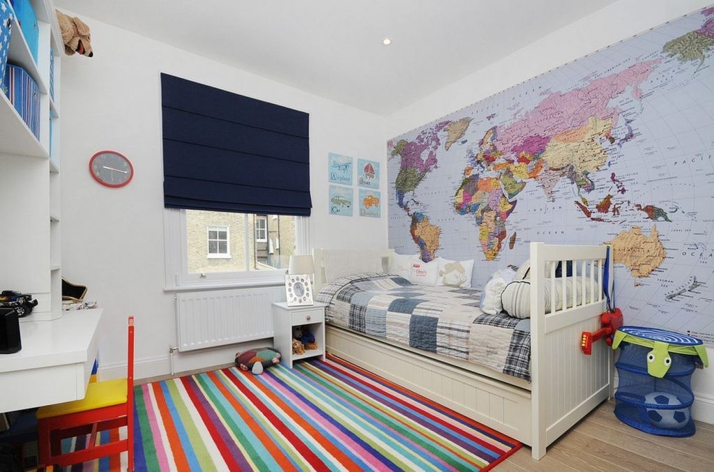 Политическая карта мира на стене детской спальни