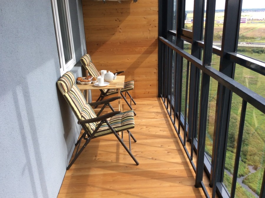 Кресла для комфортного отдыха на застекленном балконе