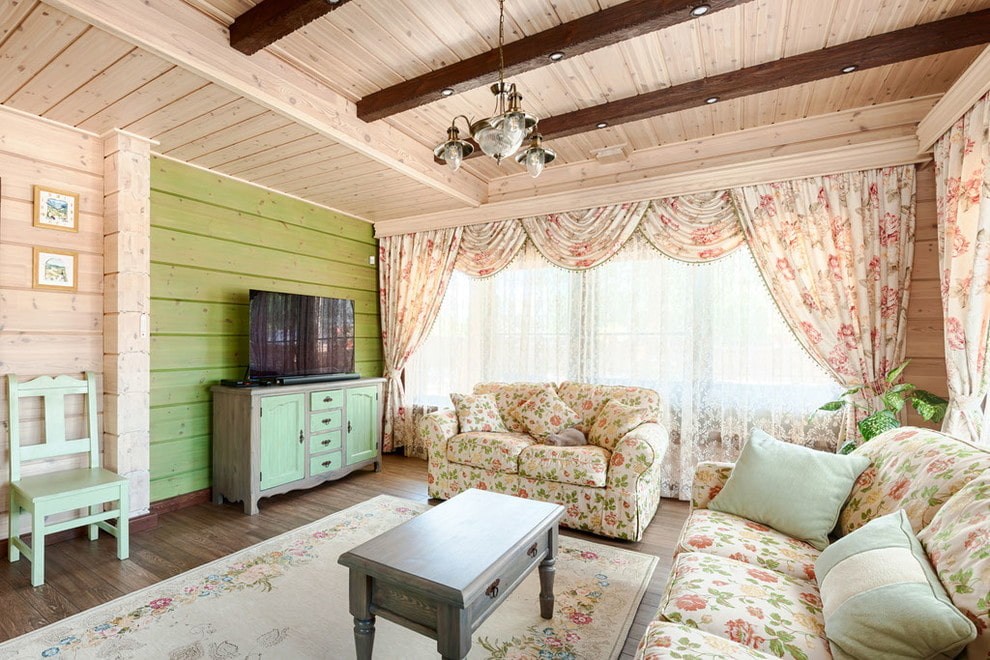 Гостиная комната в стиле прованс с двумя диванами