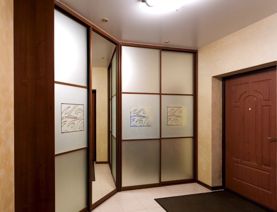 Угловой гардероб с матовыми стеклами на дверцах