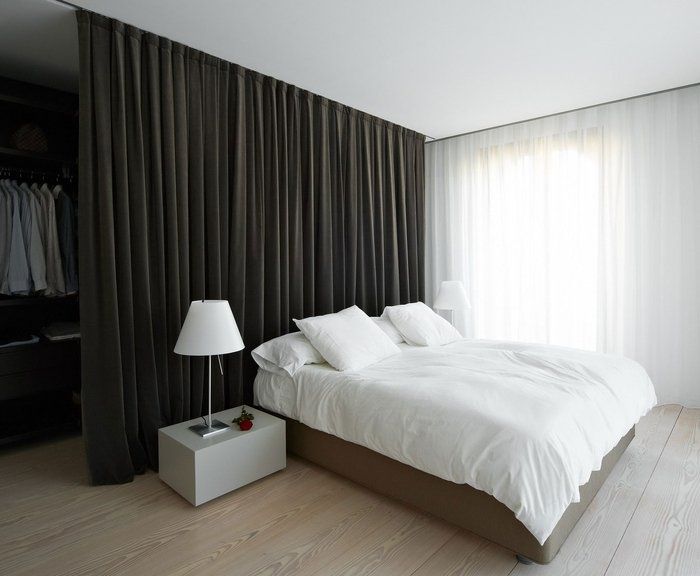 Черная штора в спальной комнате минималистического стиля
