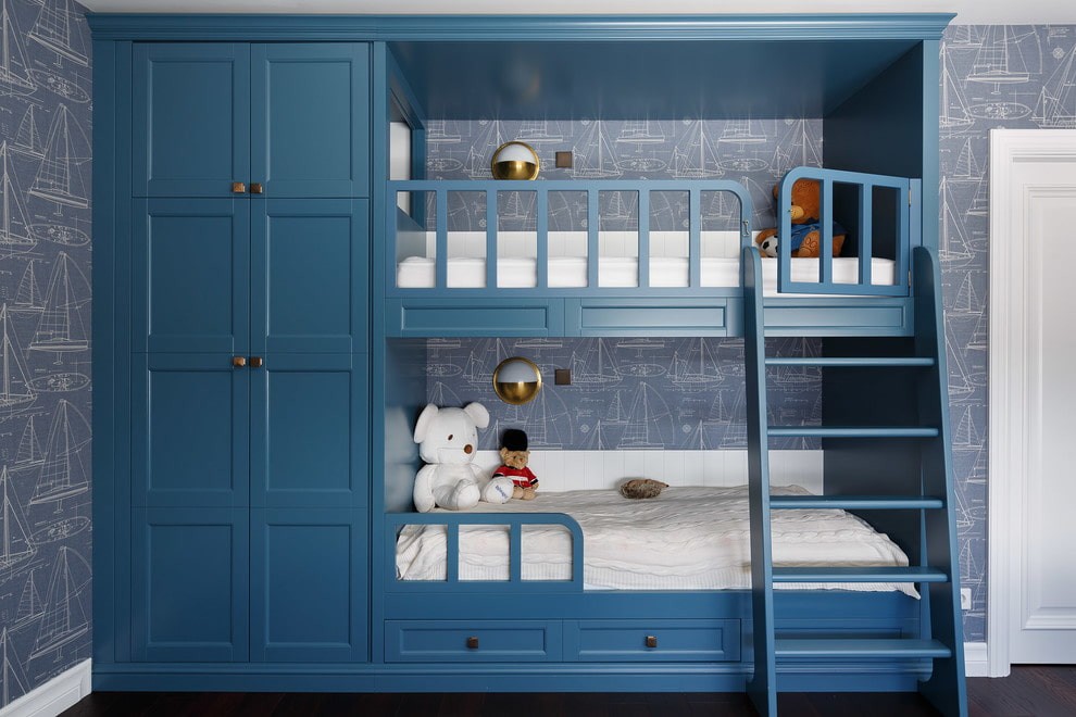 Синяя двухъярусная кровать со шкафом в комнате мальчиков