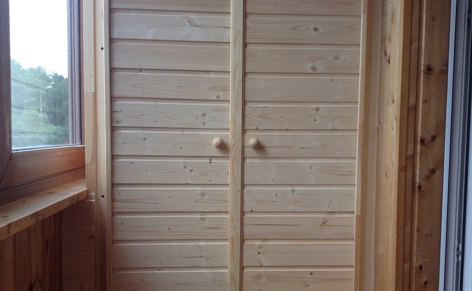 Дверцы балконного шкафа из деревянной вагонки