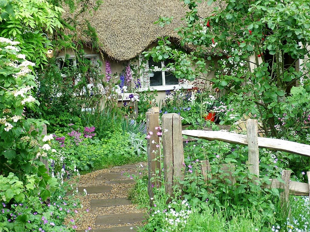 Деревянное ограждение в саду деревенского стиля