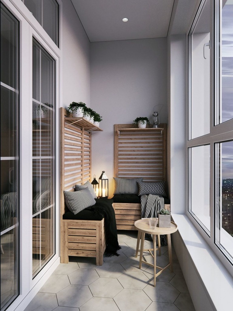 Деревянная мебель на балконе с пластиковым окном