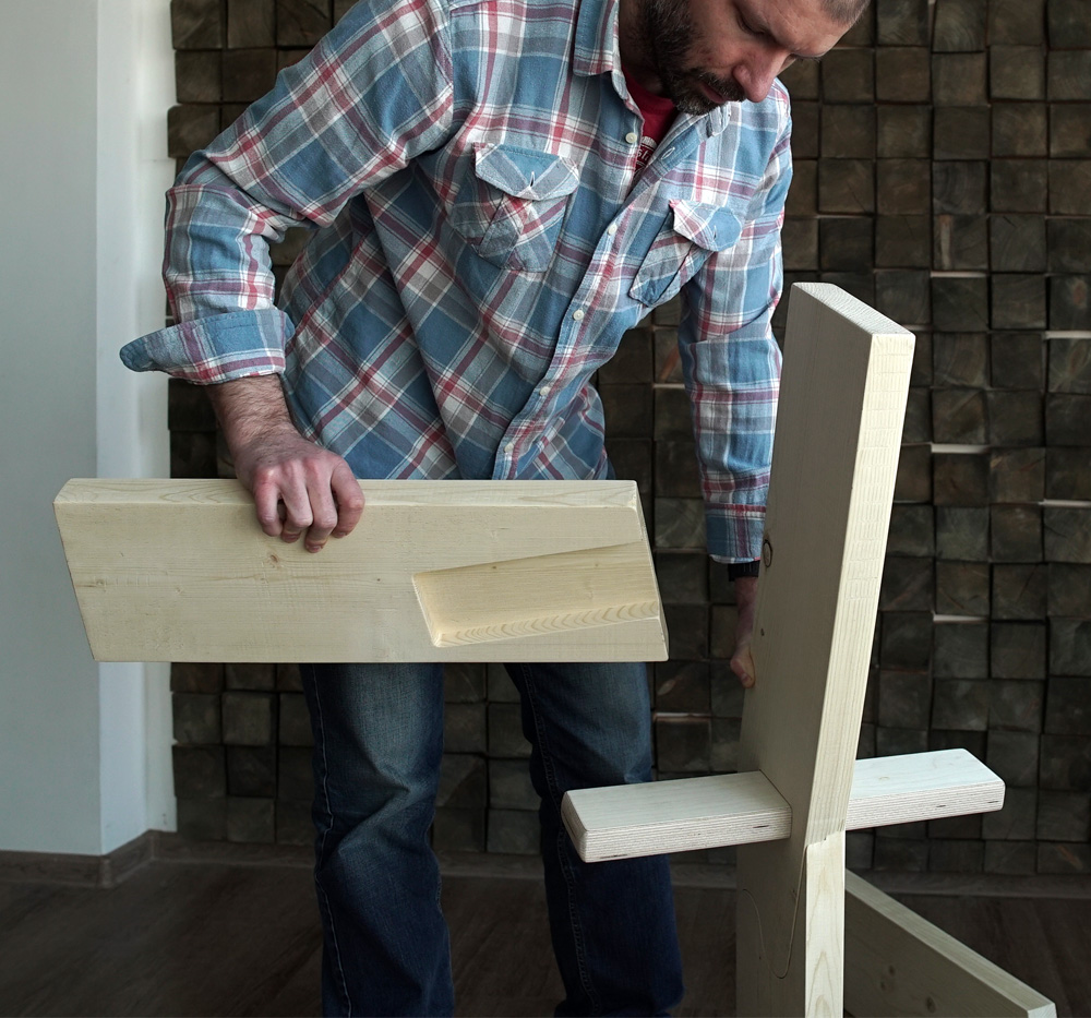 Сборка каркаса купольного дома Добросфера. Берем горизонтальную распорку Сборка каркаса купольного дома Добросфера. Берем горизонтальную распорку