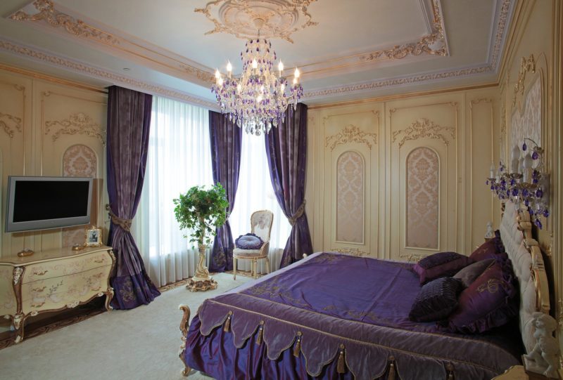 Спальня: дизайн фиолетовыми шторами