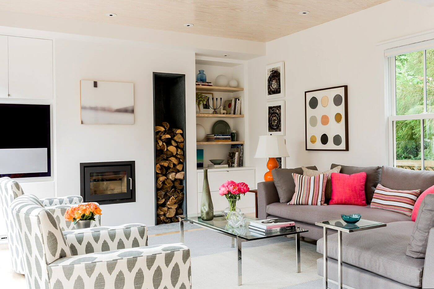 камин в гостиной в скандинавском стиле