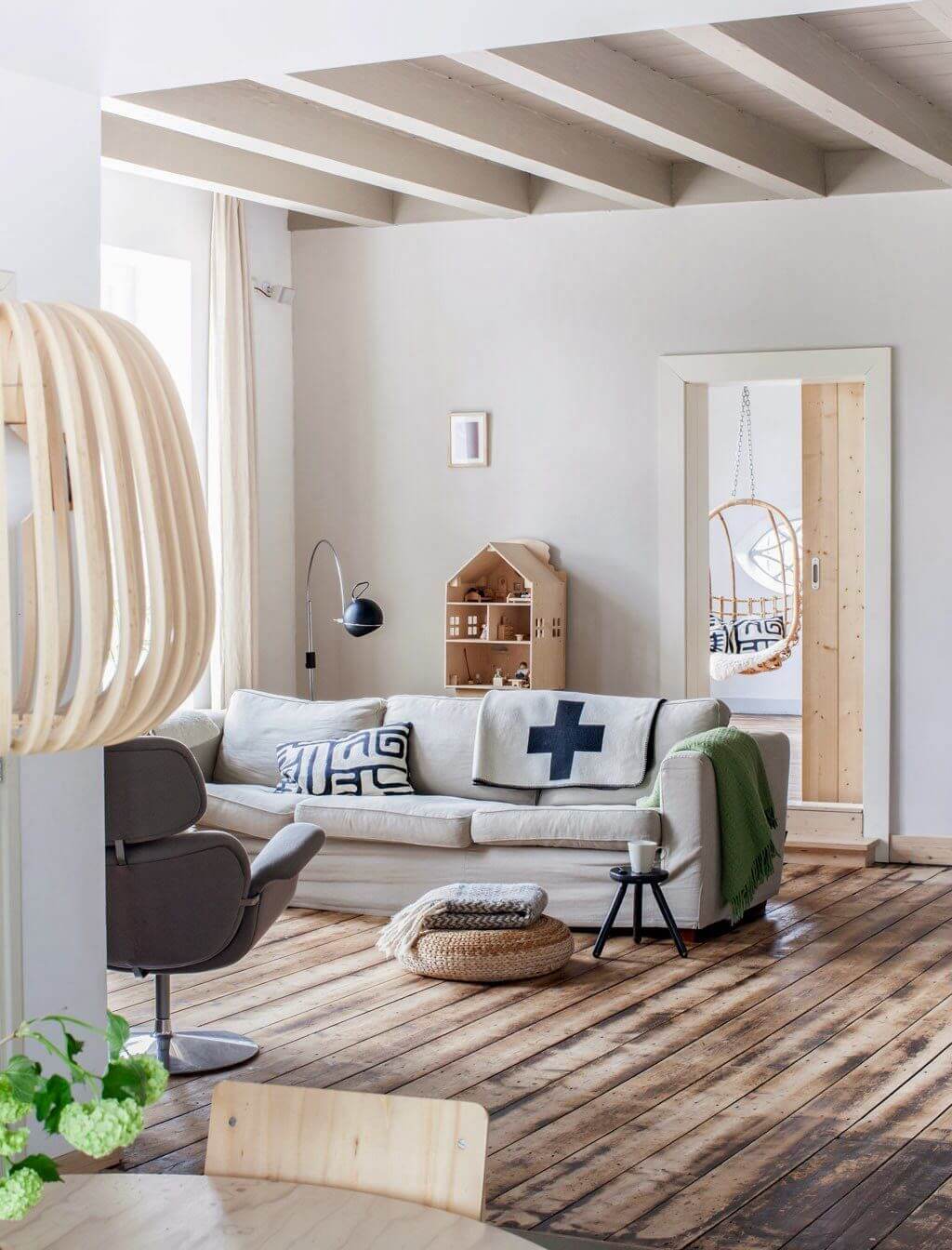 пол из натуральной древесины в скандинавском стиле