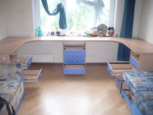 Угловой стол для школьника (77 фото): письменный столик с полками возле окна в детскую комнату