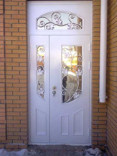 Двери со встроенным с двух сторон зеркалом