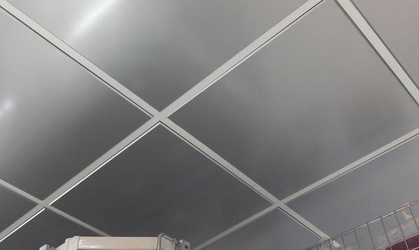 Высокие технические характеристики алюминиевых потолков позволяют использовать их для отделки помещений с повышенной влажностью