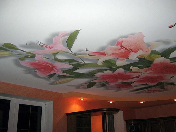 Правильно выбранный рисунок на натяжном потолке способен превосходно дополнить дизайн вашего помещения