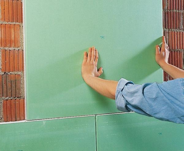 Если вы обшиваете стены гипсокартоном с применением клея, то изначально необходимо подготовить рабочую поверхность и проверить прочность штукатурки
