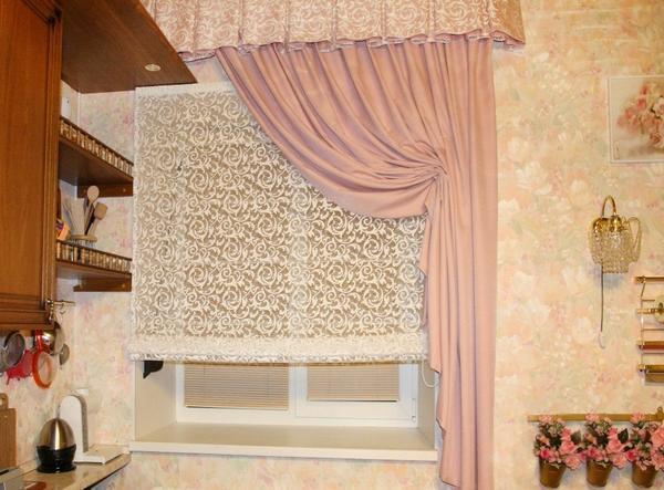 Благодаря коротким шторам можно придать кухне уюта и комфорта 