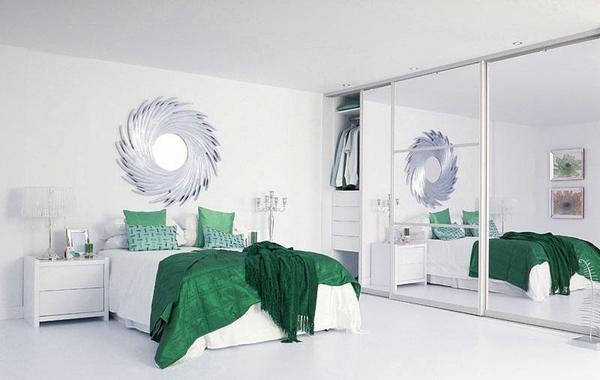 Зеркальный шкаф в спальне поможет визуально увеличить пространство