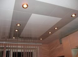 Кассетный потолок – это отделка, устойчивая к действию агрессивной среды, влаги, легкая и доступная для монтажа