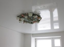 С помощью глянцевого потолка предоставляется возможность преобразить помещение, наполнив его светом