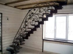 Сделать подъем на мансарду красивым и стильным можно при помощи современной и практичной лестницы