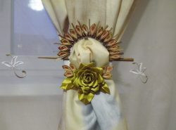 Подхваты для штор позволяют аккуратно зафиксировать полотна в открытом положении