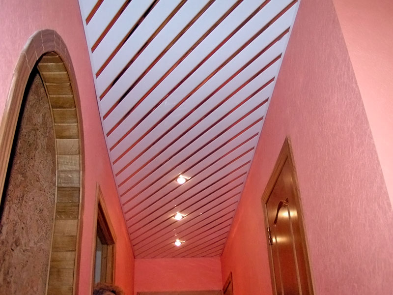 Потолок в коридоре из пластиковых панелей
