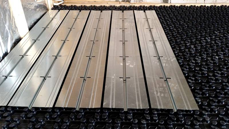 Пластины устанавливают на специальных полимерных подложках с выступами