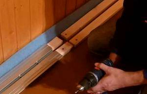 Для монтажа используют промежутки между досками, или фрезеруют пазы с нужными параметрами Теплый пол на деревянный пол под линолеум: технологии, материалы и самостоятельное выполнение работ