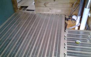 Для монтажа используют промежутки между досками, или фрезеруют пазы с нужными параметрами Теплый пол на деревянный пол под линолеум: технологии, материалы и самостоятельное выполнение работ