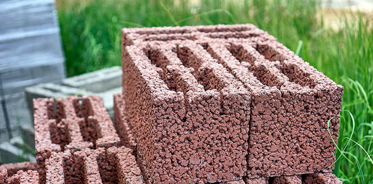 Геометрия блоков оставляет желать лучшего, так что придётся потратить время и деньги на отделочные работы в больших масштабах