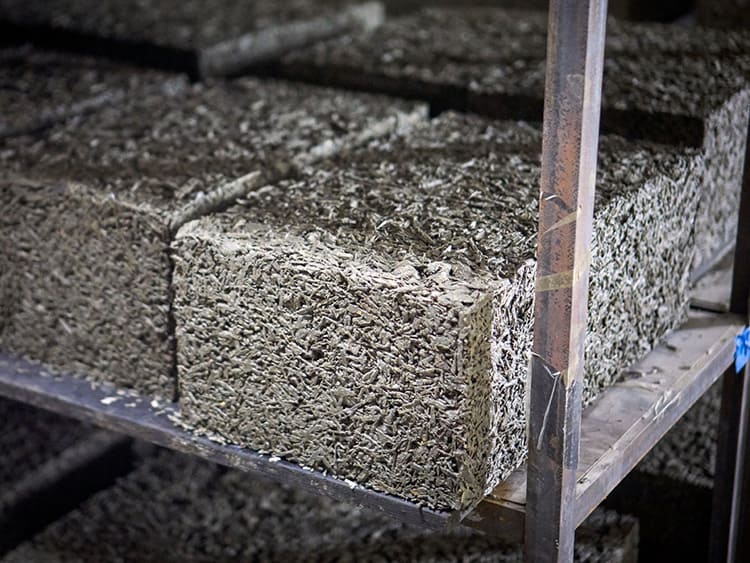 Среди преимуществ этого материала – дышащие свойства и великолепная теплоизоляция