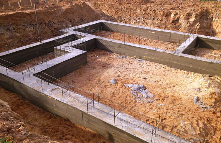 Эта часть строительной конструкции может «потянуть» половину бюджета. И чем сложнее грунт, тем больше сил и средств уйдёт на основание, чтобы оно выдержало массивное здание