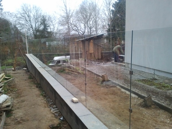 Забор из подручных материалов - стеклянный забор для дачи
