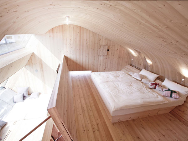 Интерьер спальни маленького коттеджа Ufogel в Австрии