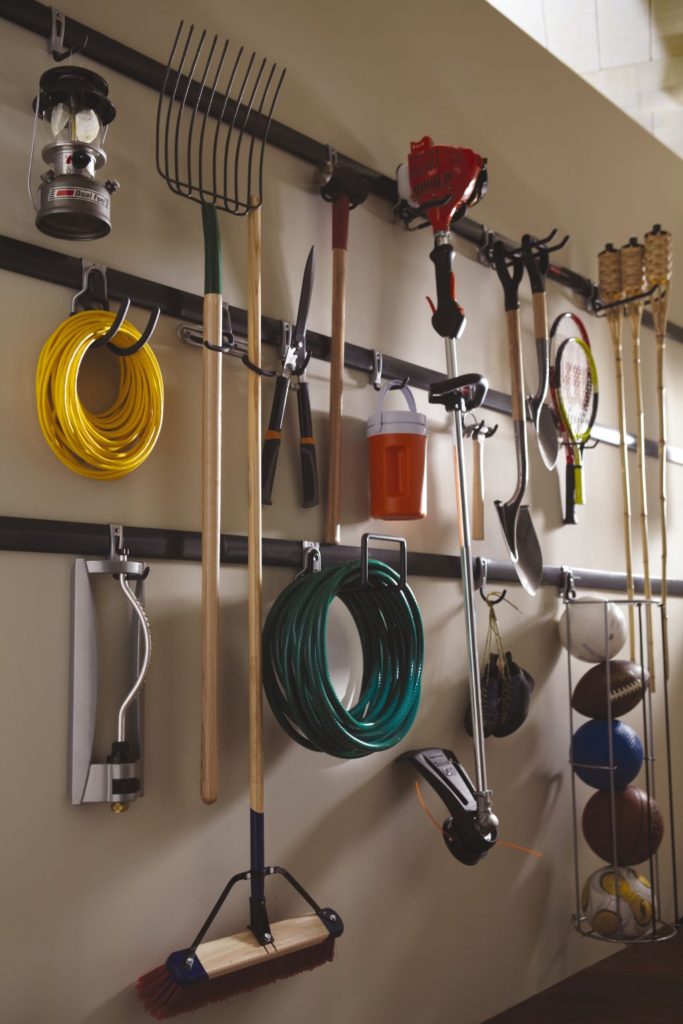 Хранение инструментов на стенах в интерьере удобного гаража