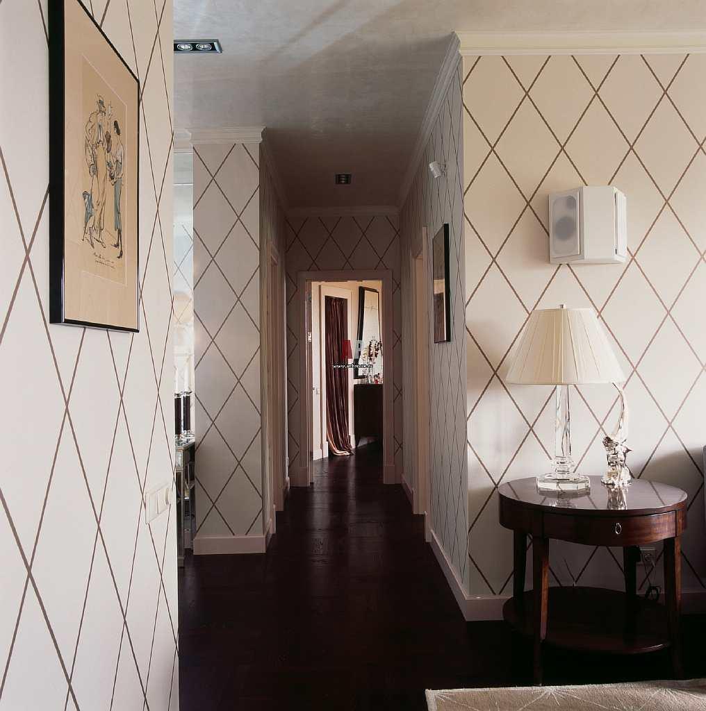 Имитация деревянной поверхности подойдет даже для маленькой комнаты: с ней такая комната будет смотреться по-настоящему уютной