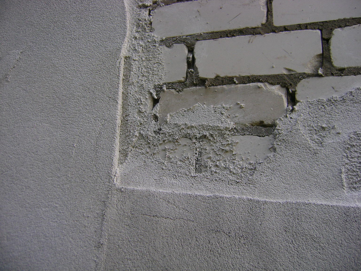 Цементная штукатурка на кирпичной стене