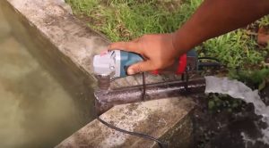 Мощная помпа для перекачки воды ⛲: необычное использование болгарки
