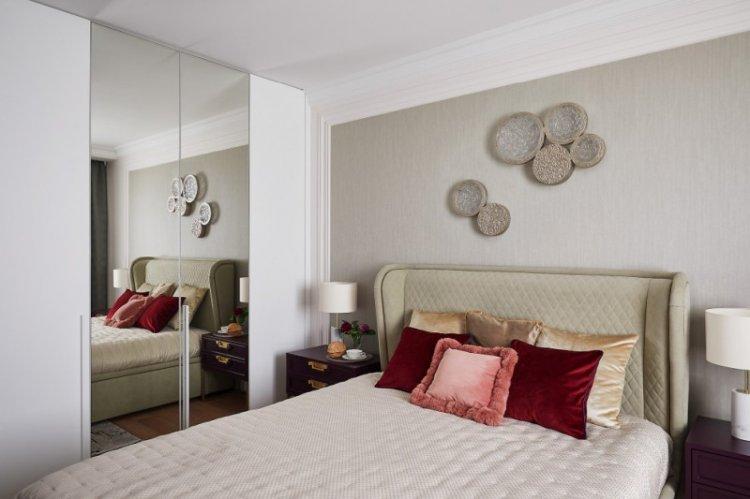 Прямой шкаф-купе в спальне