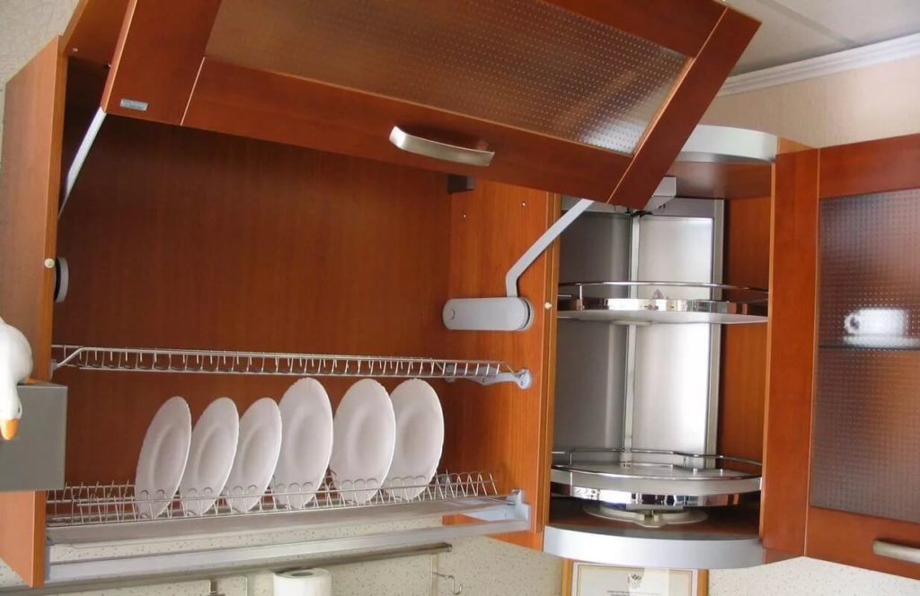 Навесной шкаф для посуды с подъёмной системой открытия