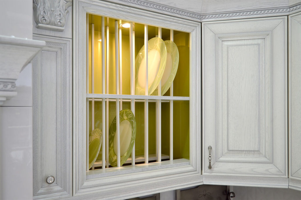 Навесной кухонный шкаф в классическом стиле с открытым фасадом с отсеками под тарелки