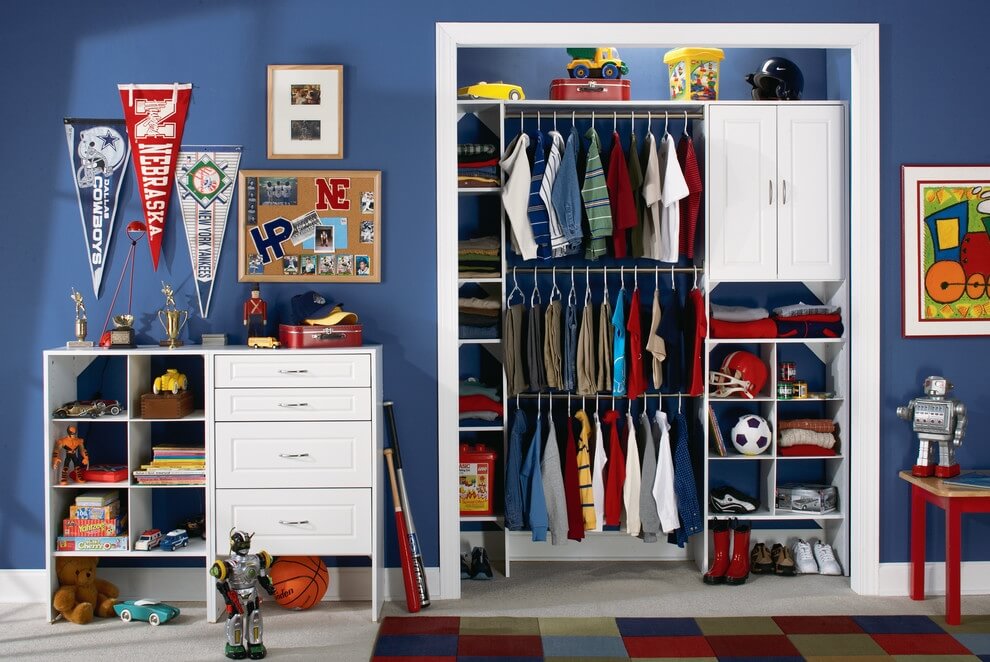 Фото встроенной гардеробной в комнате мальчика
