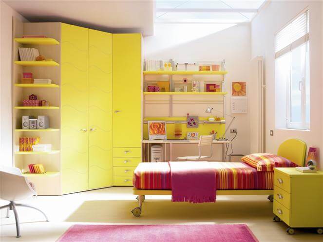 Фото углового шкафа-гардероба с распашными дверьми в детской комнате