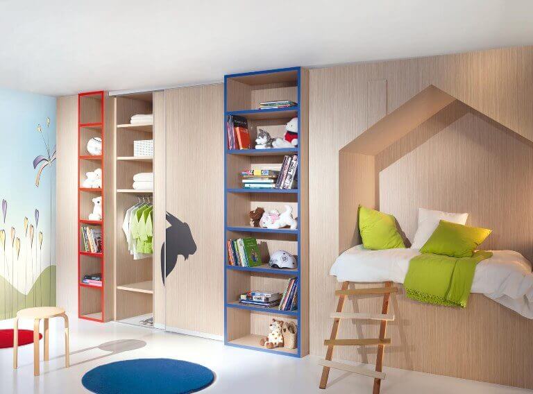 Интерьер детской со встроенными шкафами