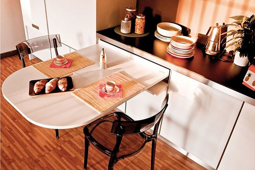 Фото выдвижного стола встроенного в кухонный гарнитур