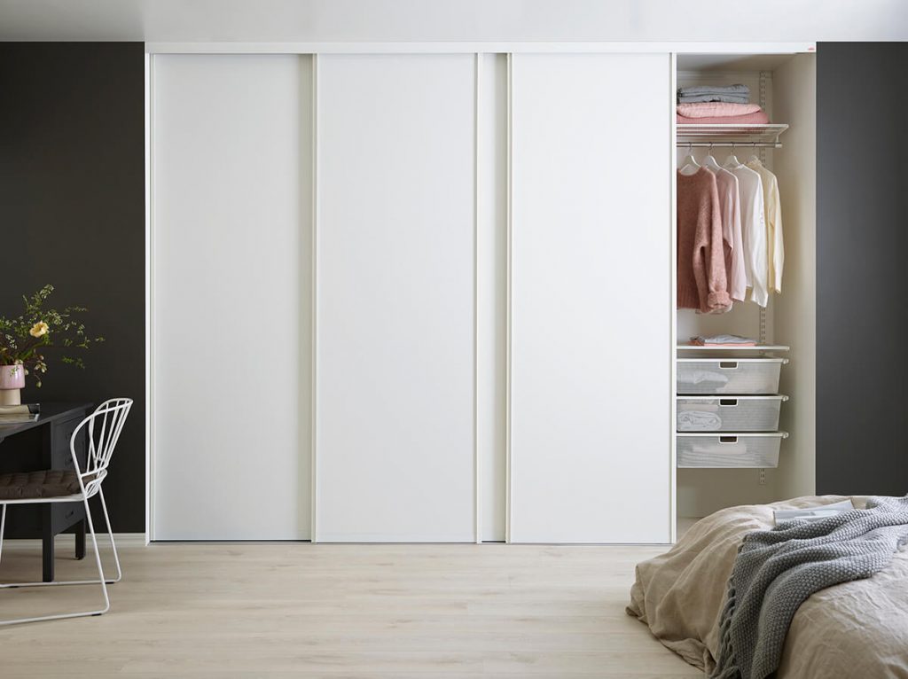 встроенный белый шкаф купе в спальне