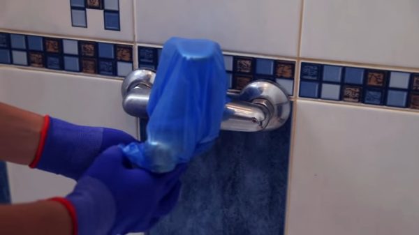 Заматываем смеситель пакетом