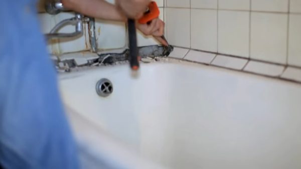 Кафельный бортик сбивается, чтобы освободить края ванны