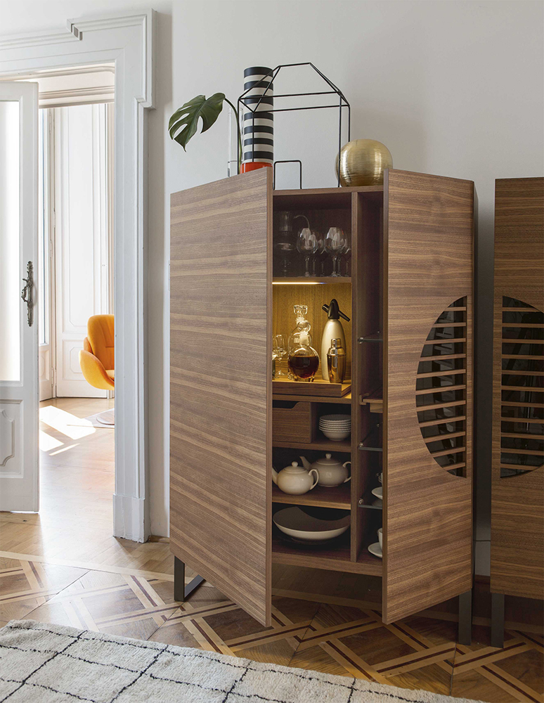 Барный шкаф с двумя дверьми