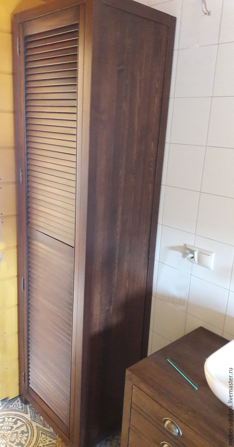 Деревянный узкий шкаф